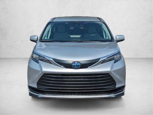 Used 2024 Toyota Sienna LE FWD image 2