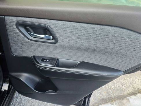 Used 2023 Nissan Rogue SV image 11