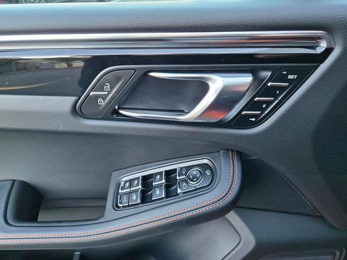 Certified 2025 Porsche Macan image 20