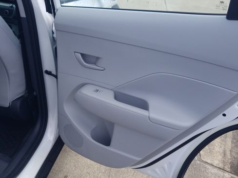 Used 2025 Hyundai Kona SE FWD image 13