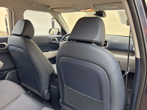 Used 2022 Hyundai Venue Limited FWD image 32