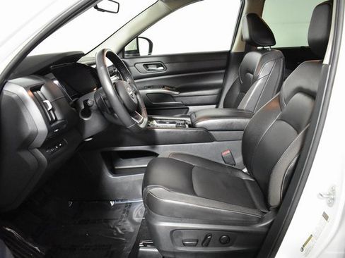 Certified 2024 Nissan Pathfinder SL image 11