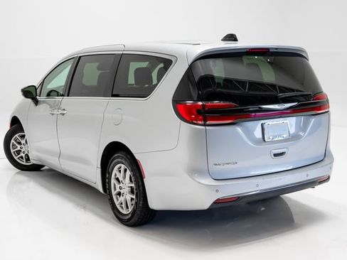 Used 2024 Chrysler Pacifica Touring-L FWD image 31