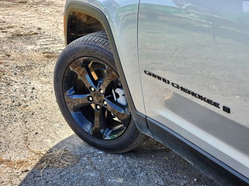 New 2025 Jeep Grand Cherokee Limited w/ Black Appearance Package image 17