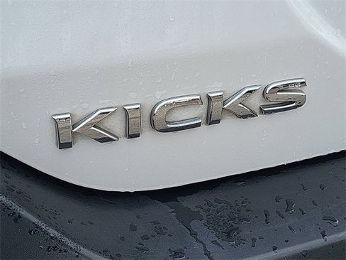 Used 2018 Nissan Kicks SV image 28