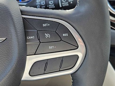 Used 2023 Chrysler Voyager LX image 18