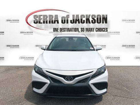 Used 2021 Toyota Camry SE FWD image 3