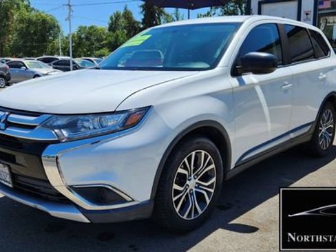 Used 2017 Mitsubishi Outlander ES image 2