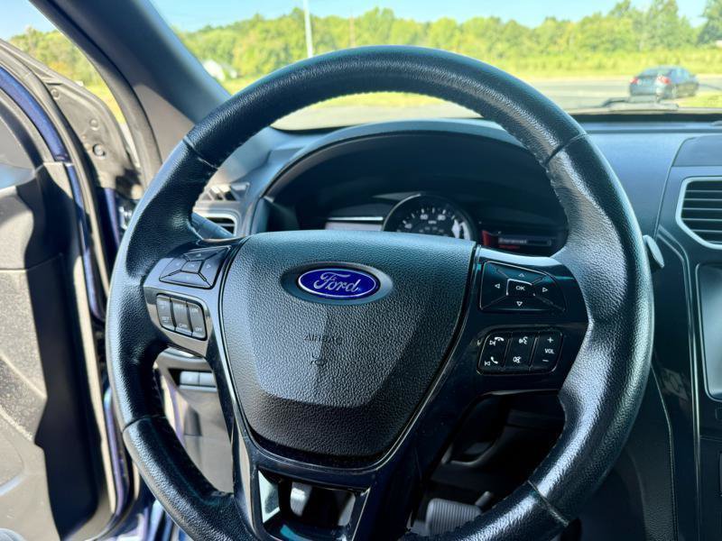 Used 2016 Ford Explorer XLT w/ Equipment Group 202A AWD/4WD image 26