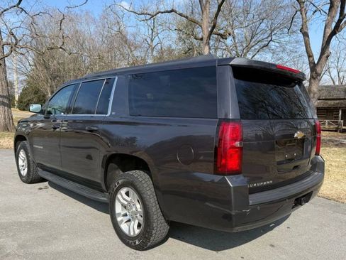 Used 2018 Chevrolet Suburban LT image 9