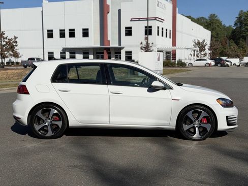 Used 2017 Volkswagen GTI SE image 8