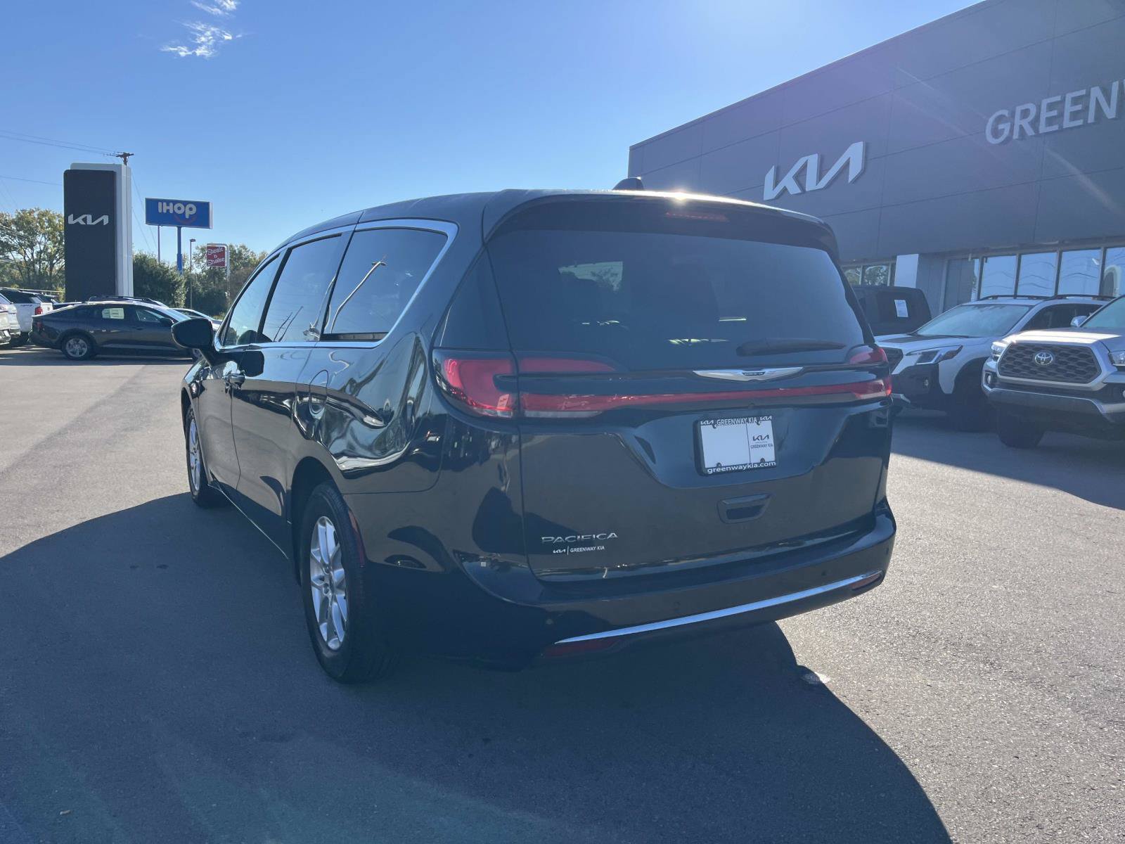 Used 2024 Chrysler Pacifica Touring-L FWD image 5