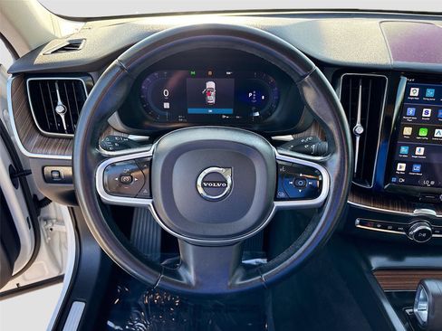 Used 2022 Volvo XC60 B5 Momentum w/ Protection Package Premier FWD image 11