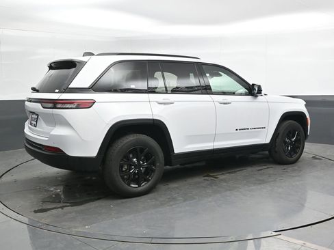 Used 2025 Jeep Grand Cherokee Altitude AWD/4WD image 3