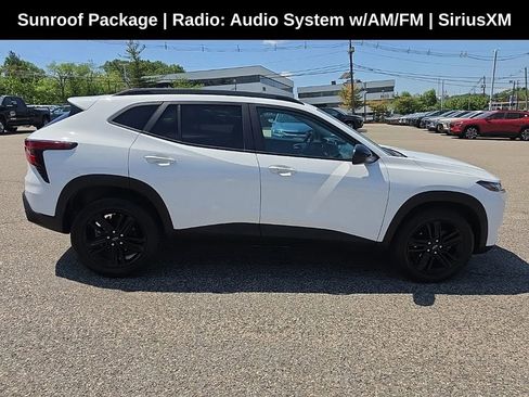 Used 2024 Chevrolet Trax ACTIV w/ Sunroof Package FWD image 2