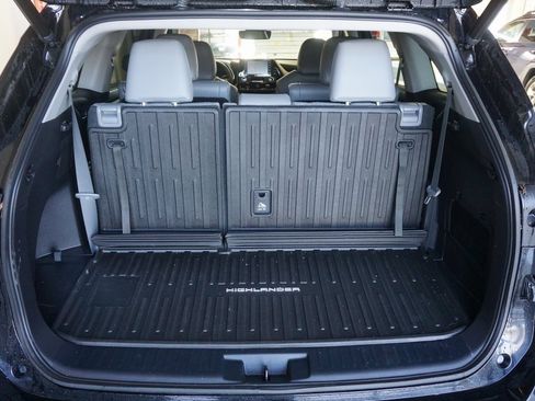 Used 2022 Toyota Highlander XLE image 17