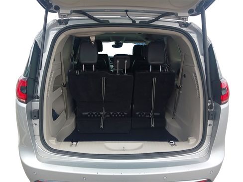 Used 2024 Chrysler Pacifica Touring-L image 13