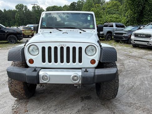 Used 2011 Jeep Wrangler Unlimited Sahara AWD/4WD image 3