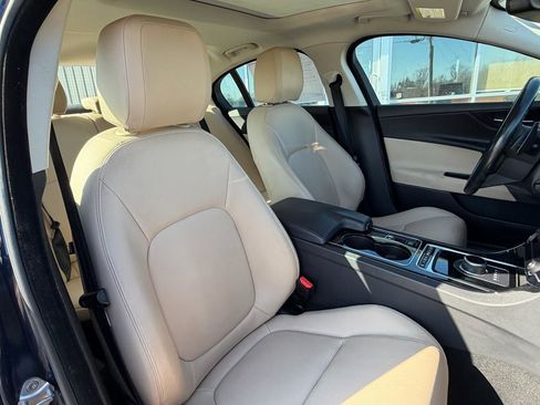 Used 2017 Jaguar XE Premium image 21