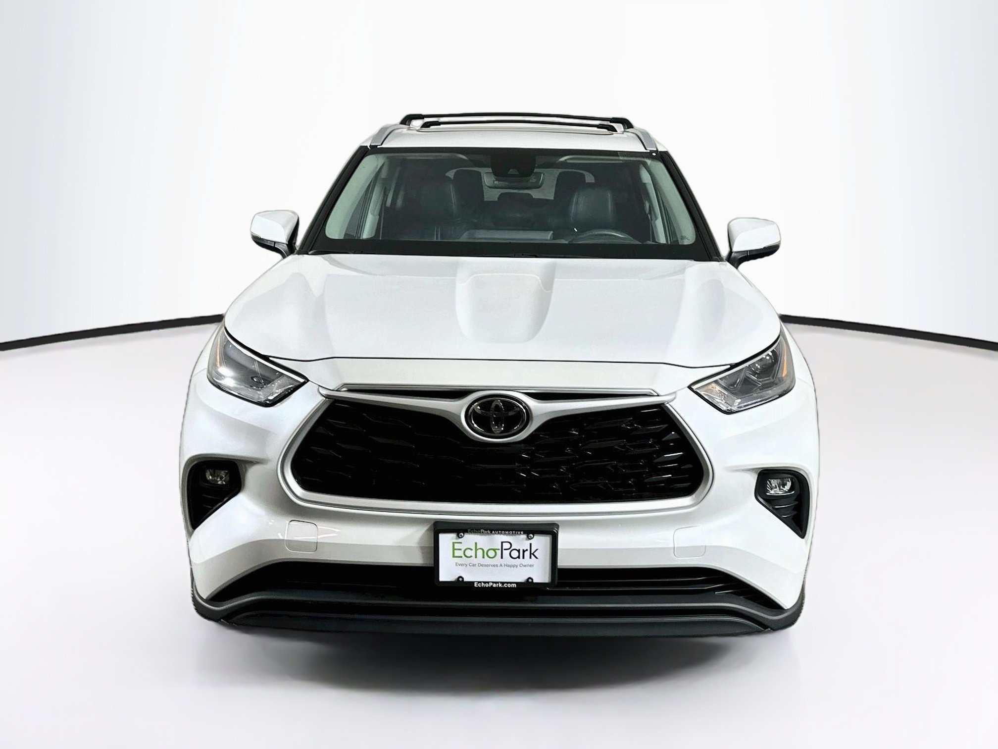 Used 2023 Toyota Highlander XLE FWD image 2