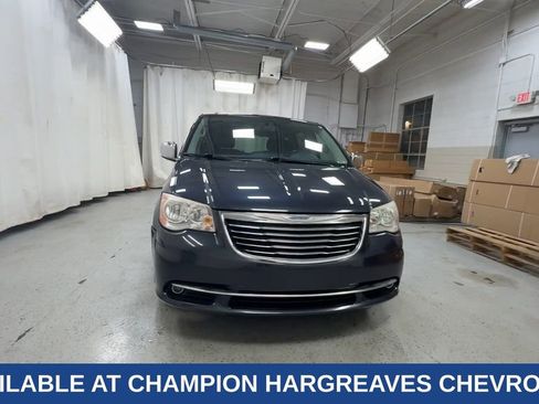 Used 2014 Chrysler Town & Country Touring-L w/ Driver Convenience Group image 3