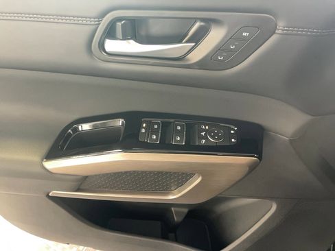 Used 2025 Nissan Pathfinder Platinum image 17