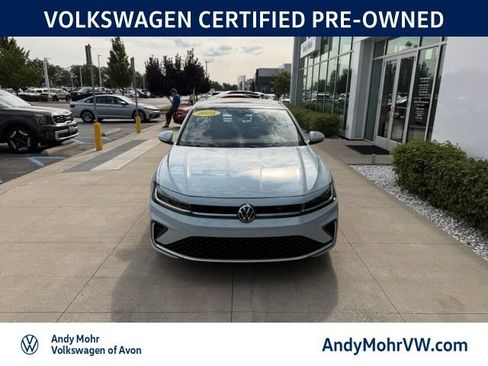 Used 2025 Volkswagen Jetta SEL FWD image 2