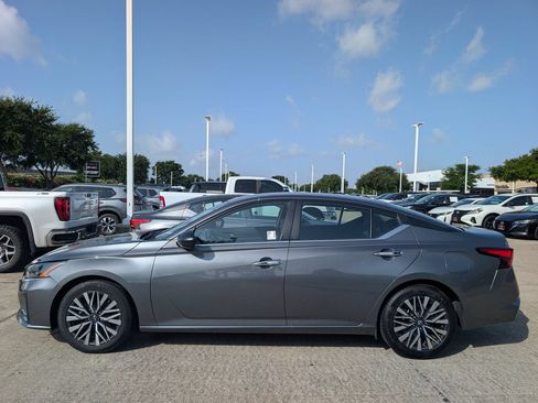 Used 2024 Nissan Altima 2.5 SV FWD image 3