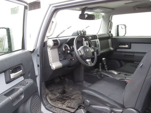 Used 2014 Toyota FJ Cruiser 4WD w/ Upgrade Package image 9