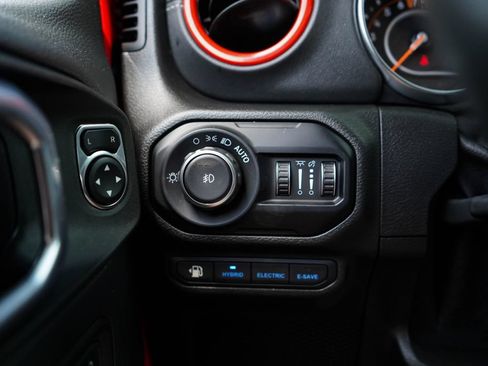 Used 2021 Jeep Wrangler Unlimited Sahara AWD/4WD image 31