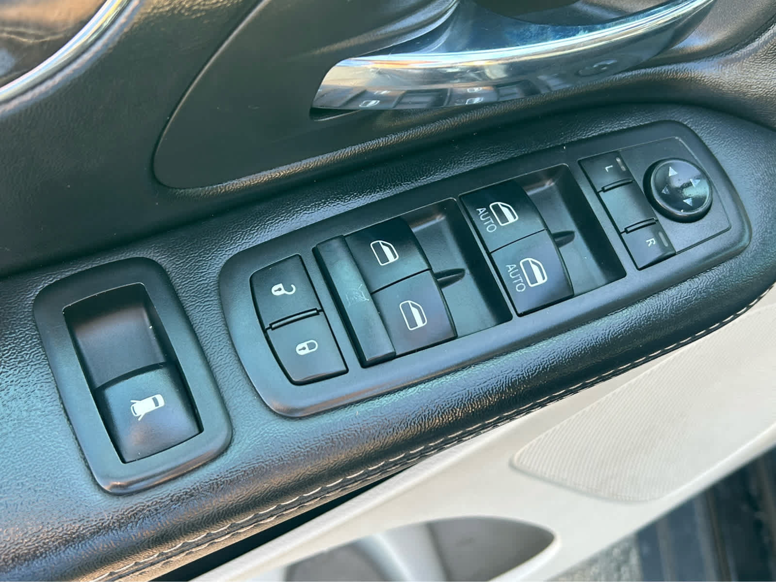 Used 2016 Chrysler Town & Country Touring FWD image 20
