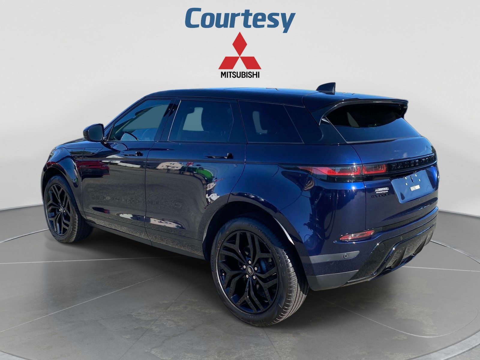 Used 2023 Land Rover Range Rover Evoque SE AWD/4WD image 3