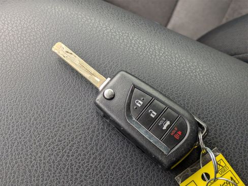 Used 2020 Toyota Camry LE image 38