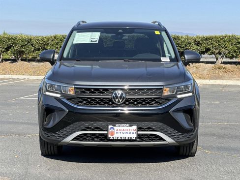Used 2024 Volkswagen Taos SE image 2
