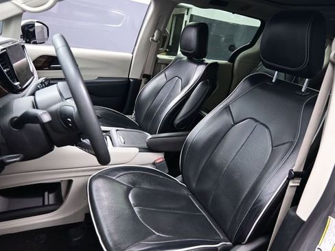 Used 2023 Chrysler Pacifica Limited image 13