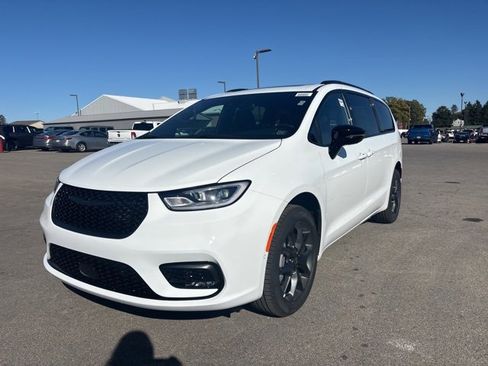 New 2026 Chrysler Pacifica Limited w/ S Appearance Package image 9