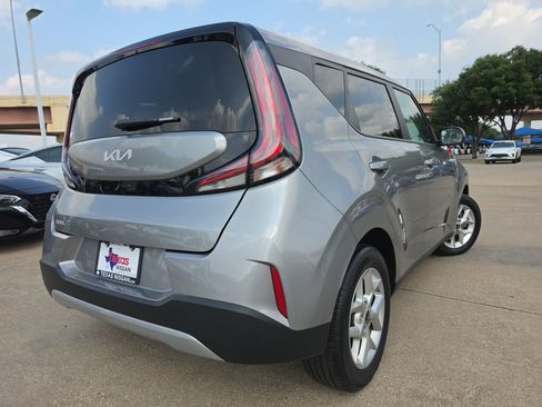 Used 2025 Kia Soul LX w/ LX Technology Package FWD image 4