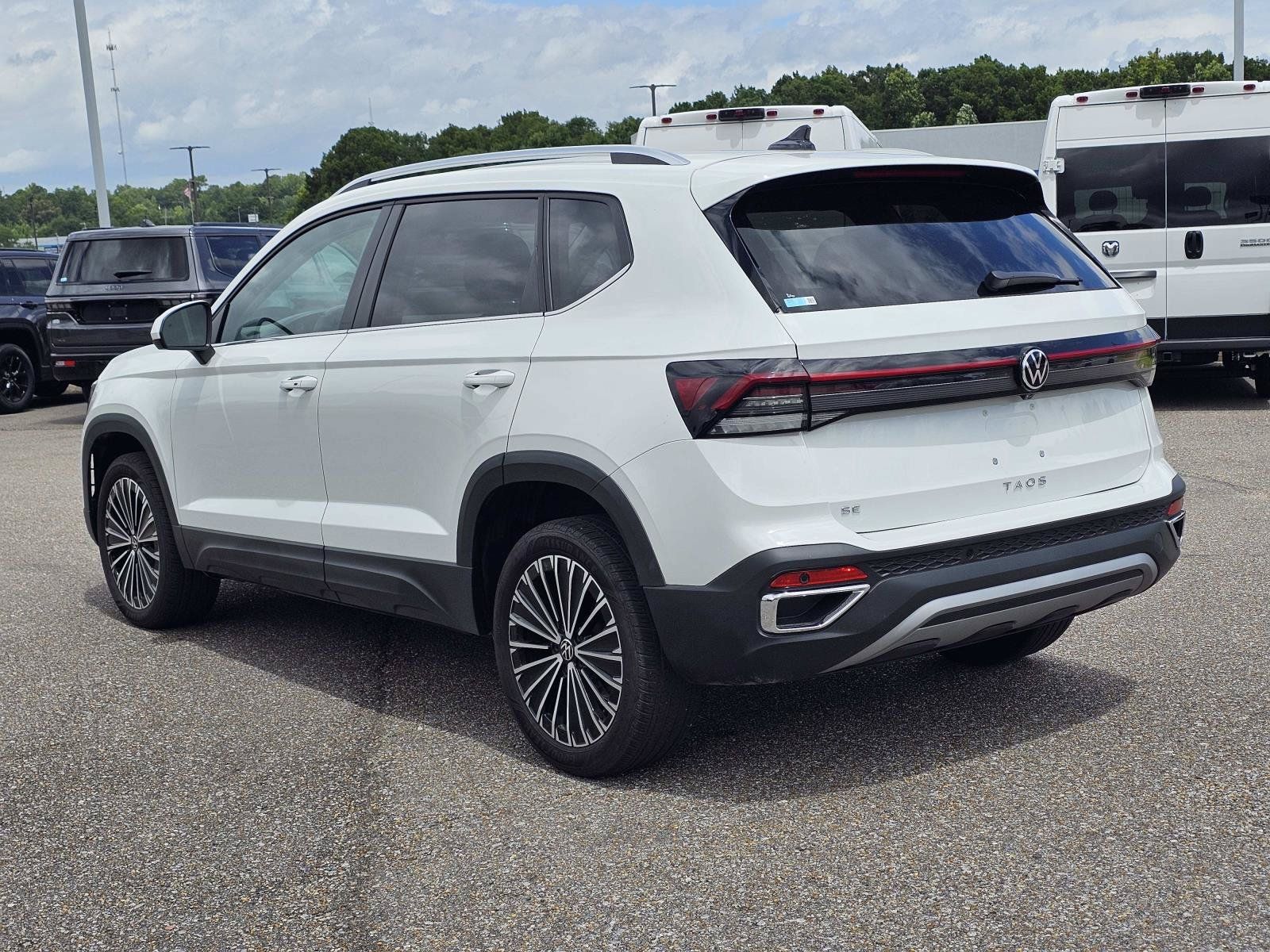 Used 2025 Volkswagen Taos SE FWD image 12