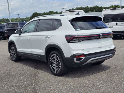 Used 2025 Volkswagen Taos SE FWD image 12