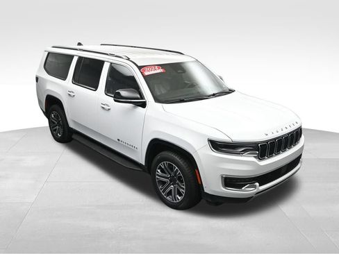 Used 2024 Jeep Wagoneer L Series II w/ Flexible Seating Group AWD/4WD image 39