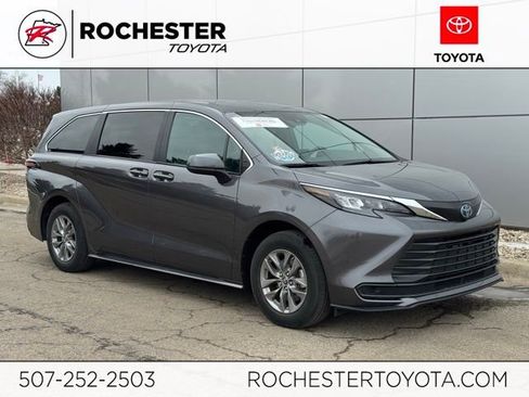 Certified 2025 Toyota Sienna LE image 1