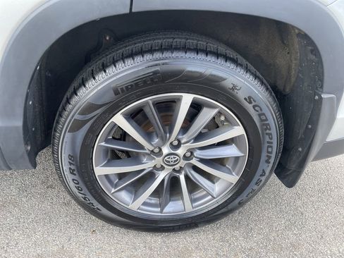 Used 2019 Toyota Highlander XLE image 10