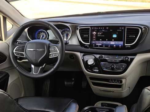 Used 2023 Chrysler Pacifica Touring-L image 29