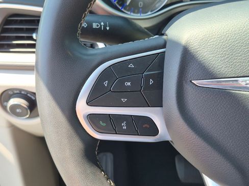 Used 2024 Chrysler Pacifica Touring-L FWD image 18