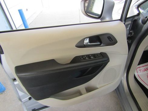 Used 2021 Chrysler Pacifica Touring-L FWD image 23