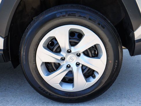 Used 2022 Toyota RAV4 LE w/ Carpet Mat Package (TMS) AWD/4WD image 17