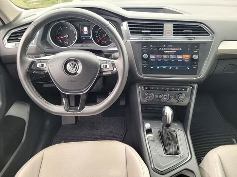 Used 2021 Volkswagen Tiguan SE w/ Panoramic Sunroof Package image 15