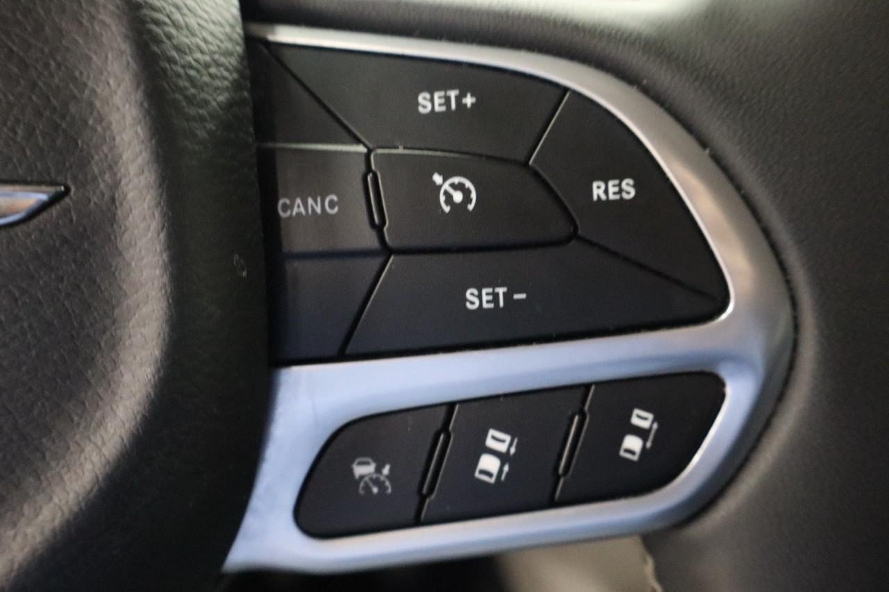Used 2023 Chrysler Pacifica Touring-L FWD image 19