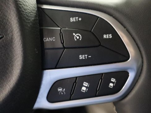 Used 2023 Chrysler Pacifica Touring-L FWD image 19