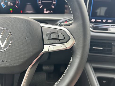 New 2025 Volkswagen Tiguan SE image 14